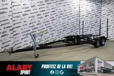 Alary Sport Cette REMORQUE À BATEAU PATRIOTES V-DRIVE + SWING PLATE 2025 est disponible DÈS MAINTENA...