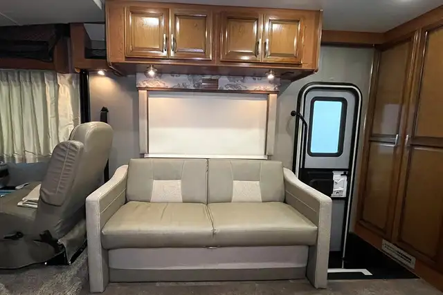 2018 Holiday Rambler Admiral 30U – Pre-Owned Class A Motorhome.  in RVs & Motorhomes in Red Deer - Image 20