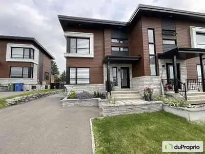 Très beau jumelé à vendre, construction 2021, bien entretenu avec une vue partielle au fleuve et sit...