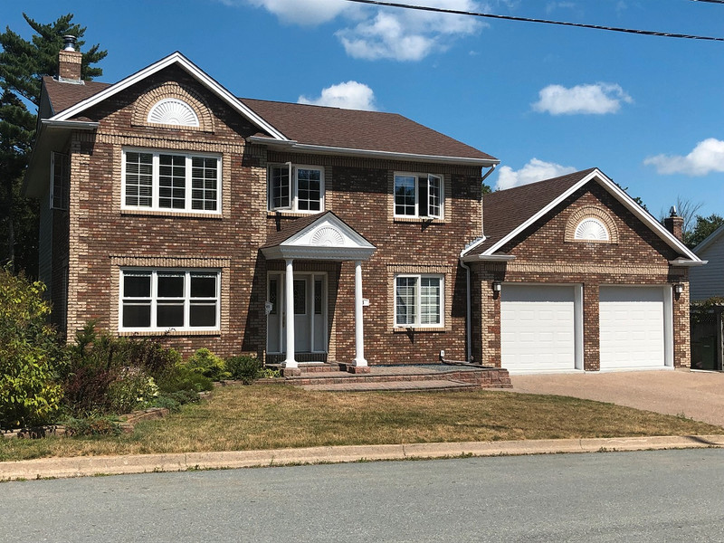 Castlewood Executive 5 BR Home in the heart of Colby Village! Long