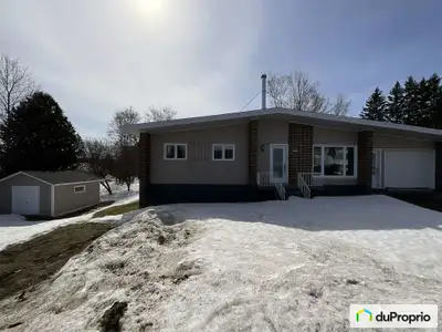 Bungalow à aire ouverte avec 4 chambres, 2 salles de bains, sous-sol fini. Poêle à bois, échangeur d...