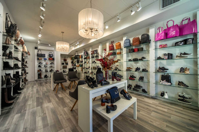 Boutique de chaussures en opération depuis 36 ans à vendre dans Espaces commerciaux et bureaux à vendre  à Longueuil/Rive Sud