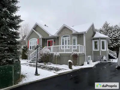 Magnifique propriété, bien entretenue au fil des ans. Propriété chaleureuse, décorée avec soin. Tout...