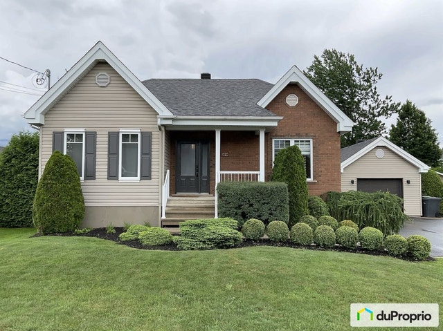$645,000 - Bungalow in Drummondville (St-Charles-De-Drummond) — photo 1
