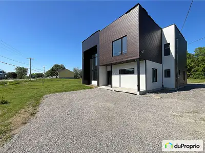 Superbe propriété neuve (2023) très lumineuse avec fenestration imposante plancher de béton chauffan...