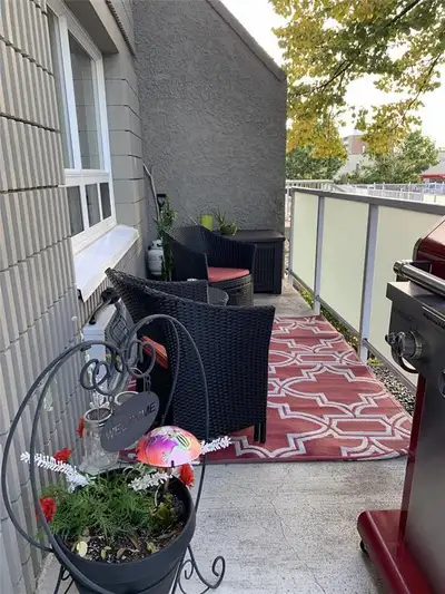 5H//Winnipeg/Welcome to this inviting 2-bedroom, 1-bath condo with lots of storage and a white kitch...