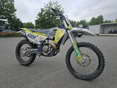 Low hours, only ridden by a local legend, cool graphics, dealer inspected, ready to go! WE SHIP EVER...