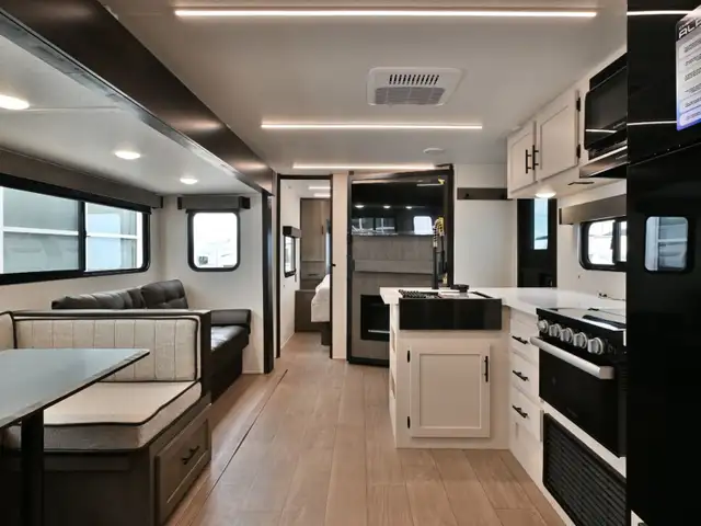 2026 Cherokee Alpha Wolf 26DBH in Travel Trailers & Campers in Edmonton - Image 14