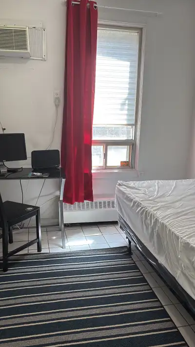 STUDENTSSTUDIO BLOOR SPADINA Apt with PRIvate Washroom Private Kitchinette door with Lock in buildin...