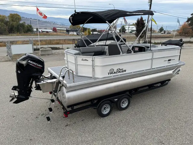 2026 Sun Tracker Party Barge 20 DLX pontoon boat in Powerboats & Motorboats in Prince Albert - Image 4