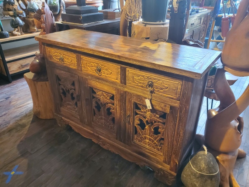 Buffet sculpté en bois teck Teak sculpted wooden buffet Buffets et