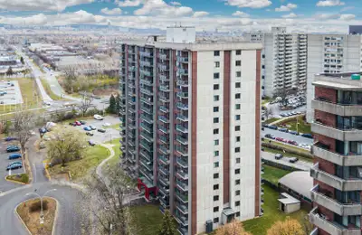 Belle et luxueuses immeuble de grande hauteur située dans un secteur rechercher de Saint-Laurent. Li...