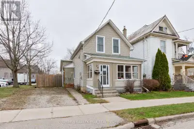 Affordable 3 bedroom, 1 bath home in central St Thomas, close to the Library, shopping and restauran...