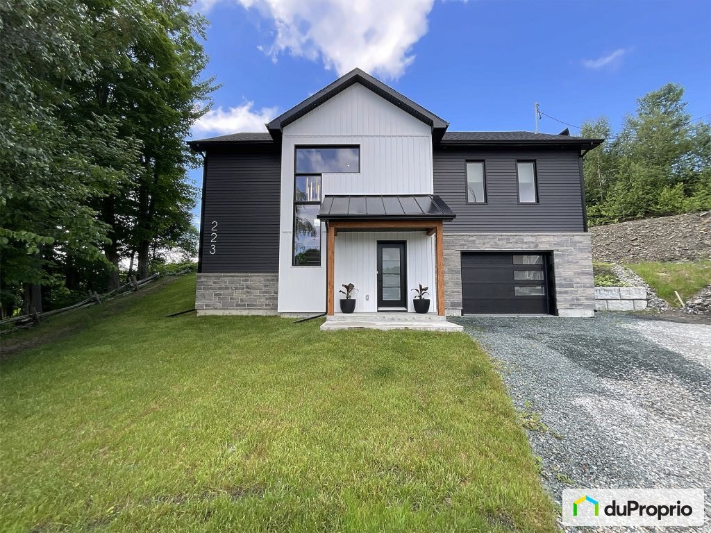 $694,900 - Bungalow for sale in Sherbrooke (Fleurimont) — photo 1