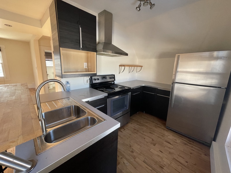 BACHELOR APT HEATED & LAUNDRY INCLUDED DOWNTOWN OCT 15TH Long