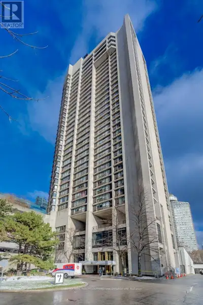 Welcome to Harbour Square Condos - where luxury living meets unforgettable lakefront views! This exc...