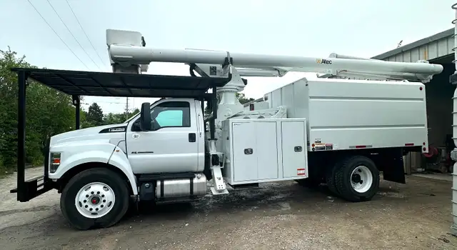 2020 Ford Forestry Truck Altec LR7-60E70 in Other in Whitehorse - Image 3