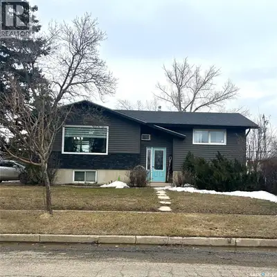 Welcome to 122 Hamilton Street, a well-maintained bi-level home located in the welcoming community o...