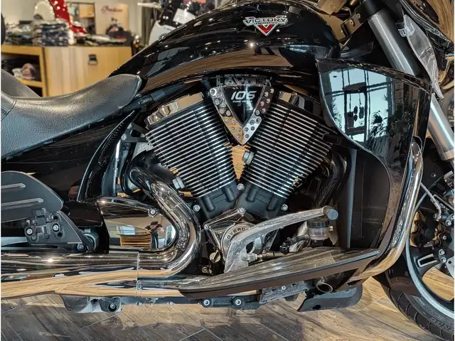 2016 Victory Motorcycles Cross Country Tour // Gloss Black in Sport Touring in Winnipeg - Image 7