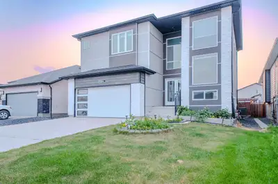 4L//Winnipeg/Welcome to 71 Water Ridge Path in Waterford Green --- A beautifully designed two storey...