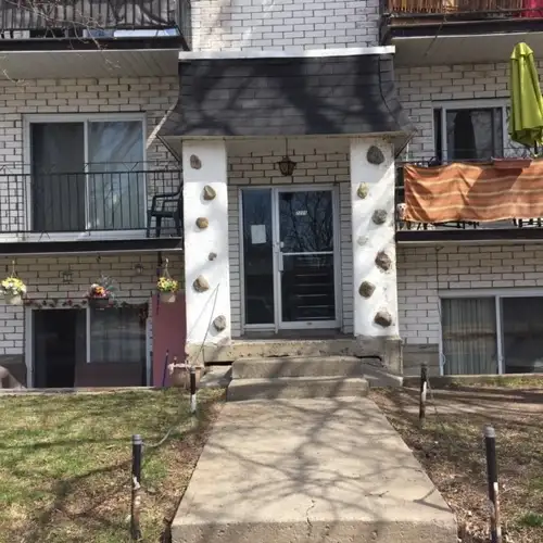 Très beau et grand 4½, bien rénové, situé dans un immeuble en béton insonorisant. Inclus dans le loy...