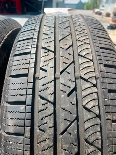 4 Pneus d'été Continental Cross Contact 235/65R18. Usure 7/32. Étaient sur un véhicule Infinity QX60...