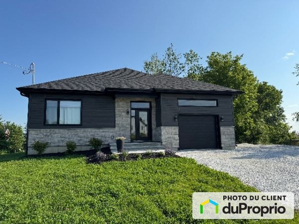 $779,000 - Bungalow for sale in Bonsecours — photo 1