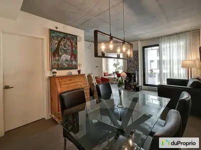 À proximité du Vieux-Port et de Griffintown, il offre 2 chambres, une cuisine moderne avec comptoir...
