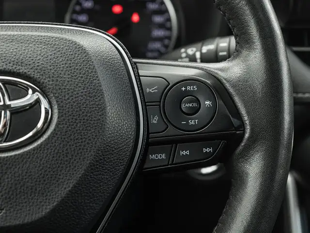 2022 Toyota RAV4 XLE AWD | Sunroof | Heated Steering | CarPlayS in Cars & Trucks in Guelph - Image 12