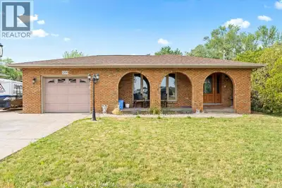 Gorgeous 3 level back split on huge country lot 1/3 of acre. Features 3 bedrooms, 2 baths, family ro...