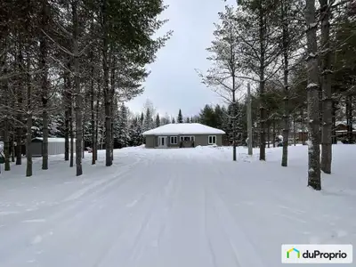 Située sur un vaste terrain de 48 000 pi2 dans un domaine privé, cette maison unifamiliale vous offr...