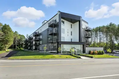 Appartement 3½ à louer | 152-410 Ch Eardley Prix : 1420$/mois Disponible : 1er Juillet 2026 Inclusio...
