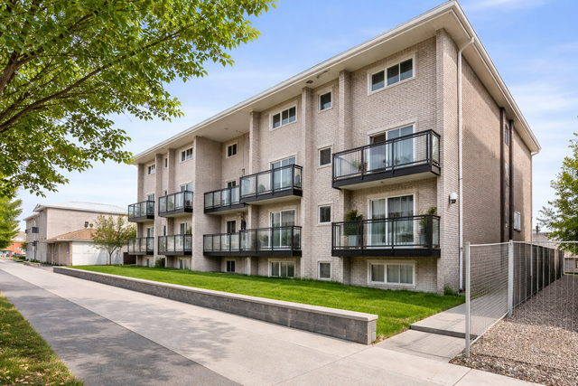 FULLY RENOVATED CONDO WITH LOW CONDO FEE CLOSE TO ALL AMENITIES!