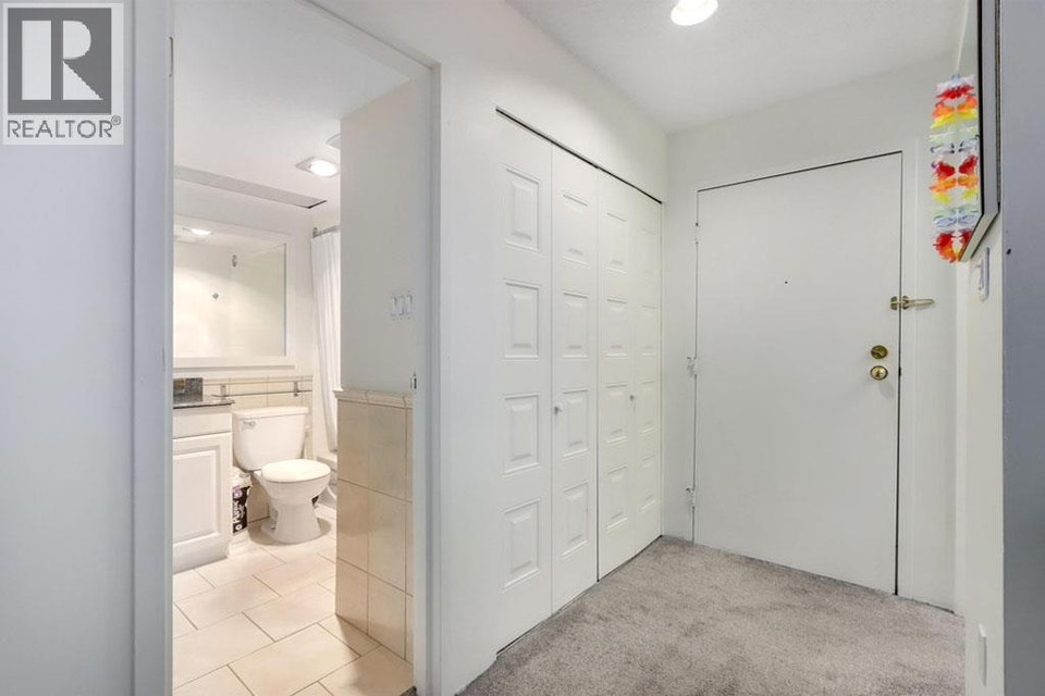 207 1450 LABURNUM STREET Vancouver, British Columbia 2