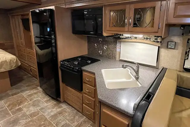 2015 Thor Chateau 33SW - Pre-Owned Super C Motorhome.  in RVs & Motorhomes in Red Deer - Image 26