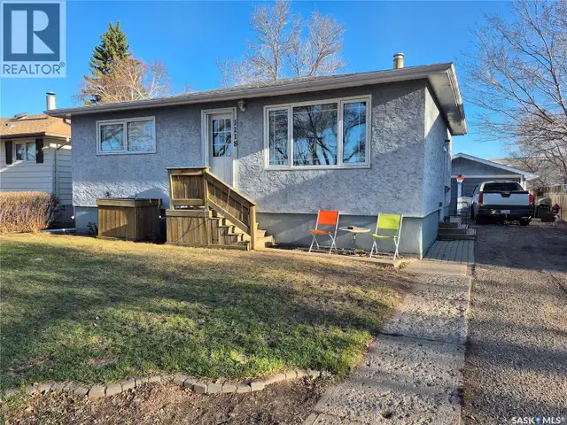 1118 PARK AVENUE Weyburn, Saskatchewan in Houses for Sale in Regina - Image 2