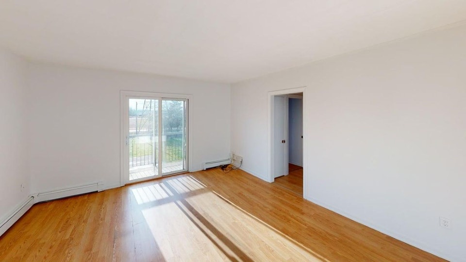 OCTOBER 1ST- 2 BEDROOM- HEAT&HOT WATER INCL- BALCONY 5
