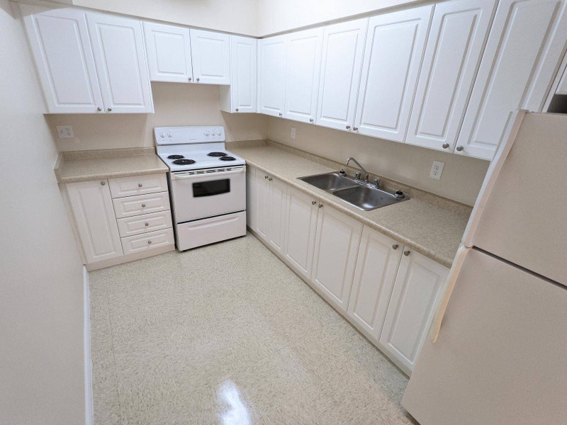 2 Bedroom Apartment - 7 Robinson St. (Senior Discount Available) 4