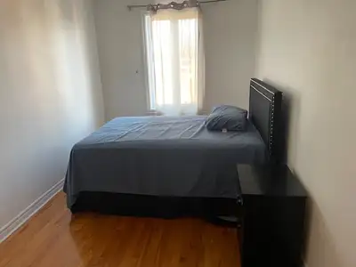 Une chambre à louer à Anjou près du metro Honoré Beau grand + Bus 141 et 85. La chambre a un lit dou...