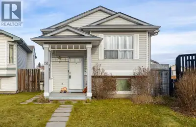 Welcome to this bi-level home in Applewood Park! Tucked away on a quiet street and in a cul-de-sac,...