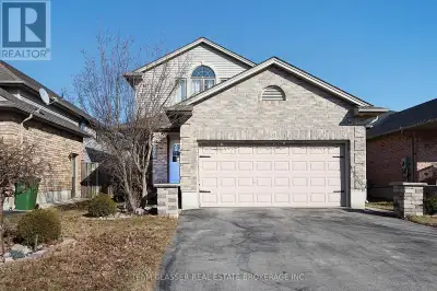 Fully Finished 2 storey home with double attached garage in a very desirable neighbourhood, walking...