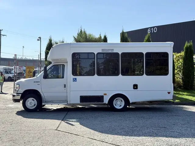 2016 Ford E-350 Econoline Super Duty 8 Passenger Wheelchair Acce in Heavy Trucks in City of Montréal - Image 7