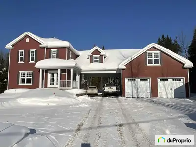 Belle demeure avec grand garage 26 x 32 plafonds 12pi et grand terrain 32000pi2. Abris auto de 23.5...