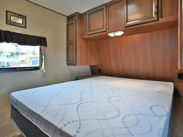 2014 Zinger ZT32QB in Travel Trailers & Campers in St. Albert - Image 17