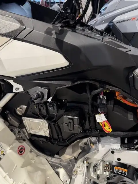 2025 Ski-Doo Grand Touring Electric 0.75" E.S in Snowmobiles in St. Albert - Image 5