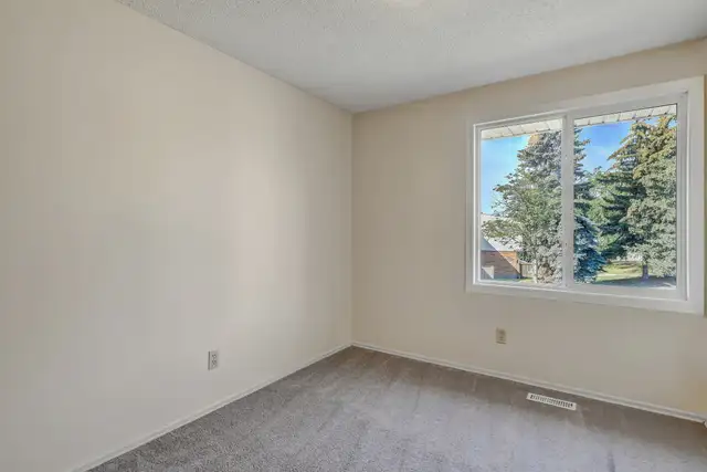 Family and Pet Friendly 3 Bedroom Townhome with Front Yard! in Long Term Rentals in Grande Prairie - Image 17