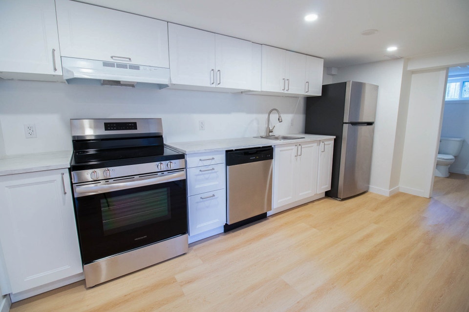 58 Churchill Ave, Welland - 1 Bedroom Lower Unit 5