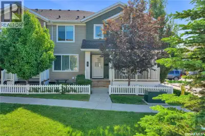 Move-in ready and beautifully updated, this gorgeous corner-unit three-bedroom townhome is in the de...