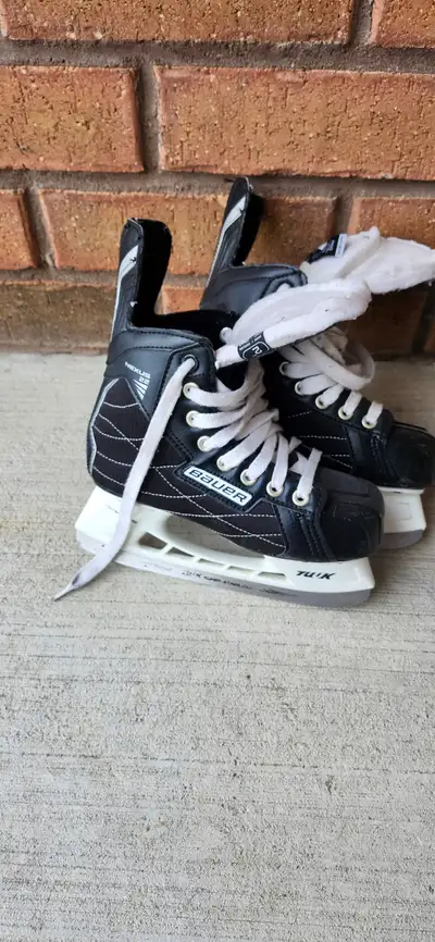 KIDS BAUER HOCKEY SKATES SIZE 3, View more