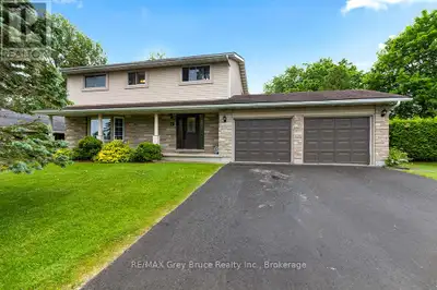 This Charming 5-bedroom home in the picturesque town of Meaford is an ideal sanctuary for families l...